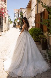 Wedding dresses Kerli Stock  In stock  Collection  Highlighted Glamour  Silhouette  A Line  Neckline  Sweetheart  Portrait (V-neck)  Illusion  Sleeves  Sleeveless  Color  Silver  Ivory  Train  No train - foto 2