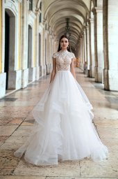 Wedding dresses Elba Stock  In stock  Collection  Lisbon Lace  Silhouette  A Line  Neckline  Mandarin  Sleeves  Petal  Color  Ivory  Train  With train - foto 4