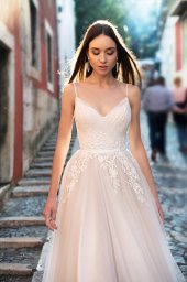 Wedding dresses Amal Stock  In stock  Collection  Lisbon Lace  Silhouette  A Line  Neckline  Sweetheart  Sleeves  Spaghetti Straps  Color  Cappuccino  Ivory  Train  With train - foto 2