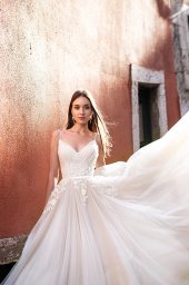 Wedding dresses Amal Stock  In stock  Collection  Lisbon Lace  Silhouette  A Line  Neckline  Sweetheart  Sleeves  Spaghetti Straps  Color  Cappuccino  Ivory  Train  With train - foto 4