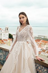 Wedding dresses Lexie Stock  In stock  Collection  Lisbon Lace  Silhouette  A Line  Neckline  Portrait (V-neck)  Sleeves  Long Sleeves  Balloon  Color  Ivory  Train  With train - foto 2