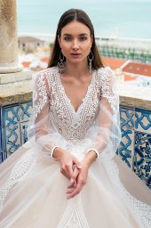 Wedding dresses Lexie Stock  In stock  Collection  Lisbon Lace  Silhouette  A Line  Neckline  Portrait (V-neck)  Sleeves  Long Sleeves  Balloon  Color  Ivory  Train  With train - foto 3