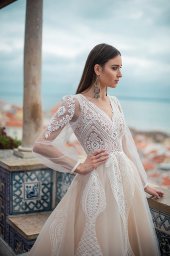 Wedding dresses Lexie Stock  In stock  Collection  Lisbon Lace  Silhouette  A Line  Neckline  Portrait (V-neck)  Sleeves  Long Sleeves  Balloon  Color  Ivory  Train  With train - foto 4