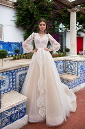 Wedding dresses Lexie Stock  In stock  Collection  Lisbon Lace  Silhouette  A Line  Neckline  Portrait (V-neck)  Sleeves  Long Sleeves  Balloon  Color  Ivory  Train  With train - foto 5