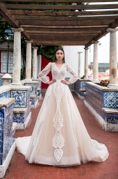 Wedding dresses Lexie Stock  In stock  Collection  Lisbon Lace  Silhouette  A Line  Neckline  Portrait (V-neck)  Sleeves  Long Sleeves  Balloon  Color  Ivory  Train  With train - foto 6