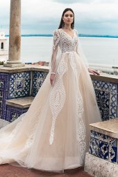 Wedding dresses Lexie Stock  In stock  Collection  Lisbon Lace  Silhouette  A Line  Neckline  Portrait (V-neck)  Sleeves  Long Sleeves  Balloon  Color  Ivory  Train  With train - foto 7