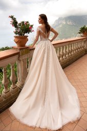 Wedding dresses Georgia Stock  In stock  Collection  Dolce Italia  Silhouette  A Line  Neckline  Sweetheart  Portrait (V-neck)  Illusion  Sleeves  Long Sleeves  Fitted  Color  Ivory  Train  No train - foto 2