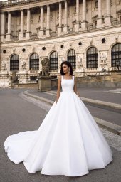 Wedding dresses Vienna Stock  In stock  Collection  Luxurious Spirit  Silhouette  A Line  Neckline  Straight  Sleeves  Wide straps  Color  Ivory  Train  With train - foto 2