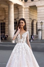 Wedding dresses Nuria Stock  In stock  Collection  Luxurious Spirit  Silhouette  A Line  Neckline  Sweetheart  Portrait (V-neck)  Illusion  Sleeves  Set In  Long Sleeves  Color  Cappuccino  Ivory  Train  With train - foto 2