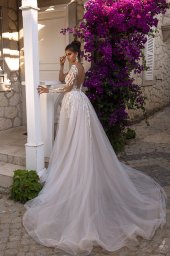 Wedding dresses Elody Stock  In stock  Collection  Highlighted Glamour  Silhouette  Fitted  Neckline  Sweetheart  Sleeves  Long Sleeves  Fitted  Color  Silver  Ivory  Train  Detachable train - foto 3