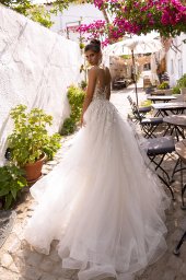 Wedding dresses Teresia Stock  In stock  Collection  Highlighted Glamour  Silhouette  Fitted  Neckline  Illusion  Sleeves  Sleeveless  Color  Silver  Ivory  Train  Detachable train - foto 2